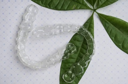 How does the clear aligner work